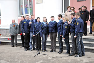 Студенты исполняют песню
