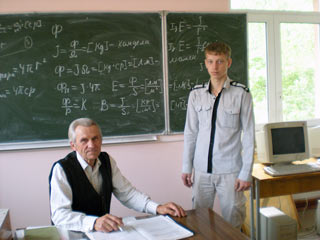 Победитель Олимпиады по физике Най С. и преподаватель Семёнов Н.А.